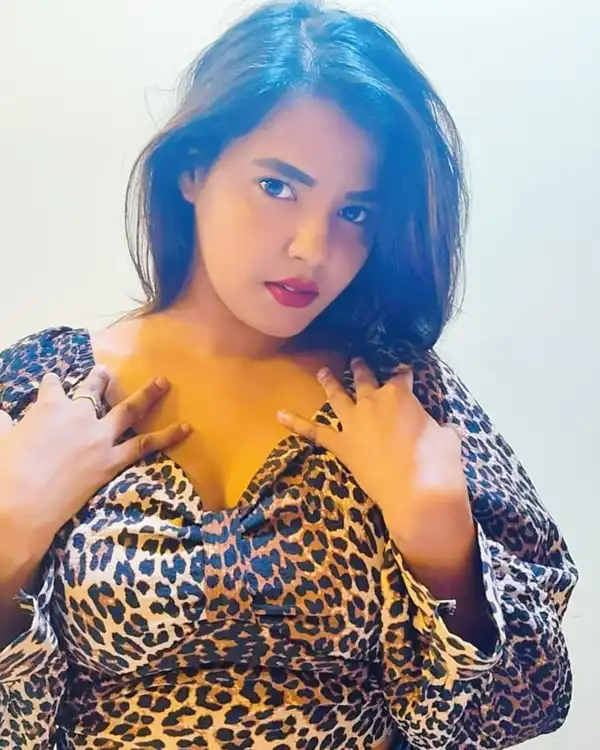 Sakshi vip call girls in Agra